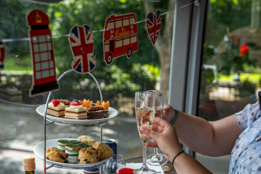 PG Tips Afternoon Tea + Sightseeing Bus Tour with Buckingham Palace State Rooms