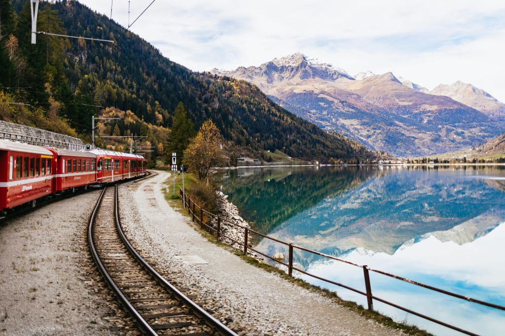 Lago di Como e St. Moritz: tour in giornata da Milano + viaggio in treno rosso del Bernina e tour in barca