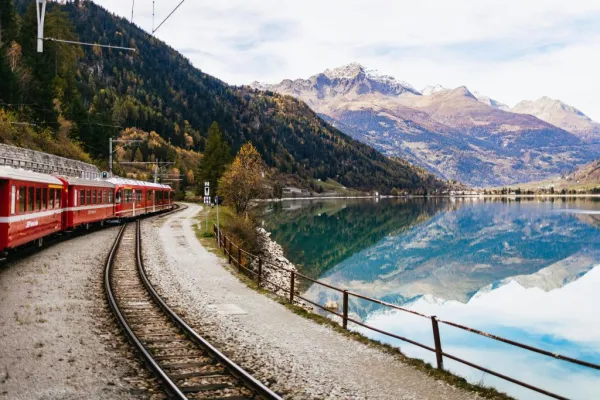 Lago di Como e St. Moritz: tour in giornata da Milano + viaggio in treno rosso del Bernina e tour in barca