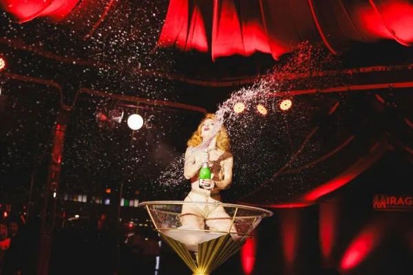 Teatro Mirage: Clube de Jantar Burlesco