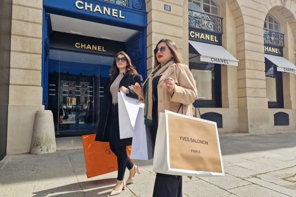 Paris: Guided La Samaritaine Shopping Tour