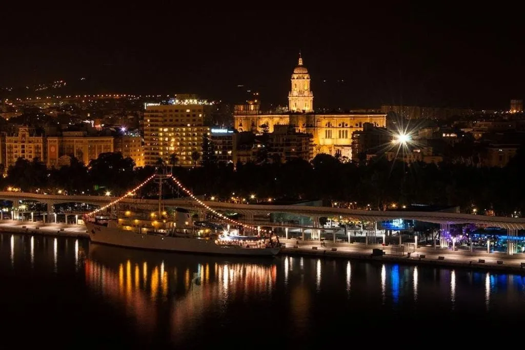 Málaga: paseo nocturno en barco + bebida