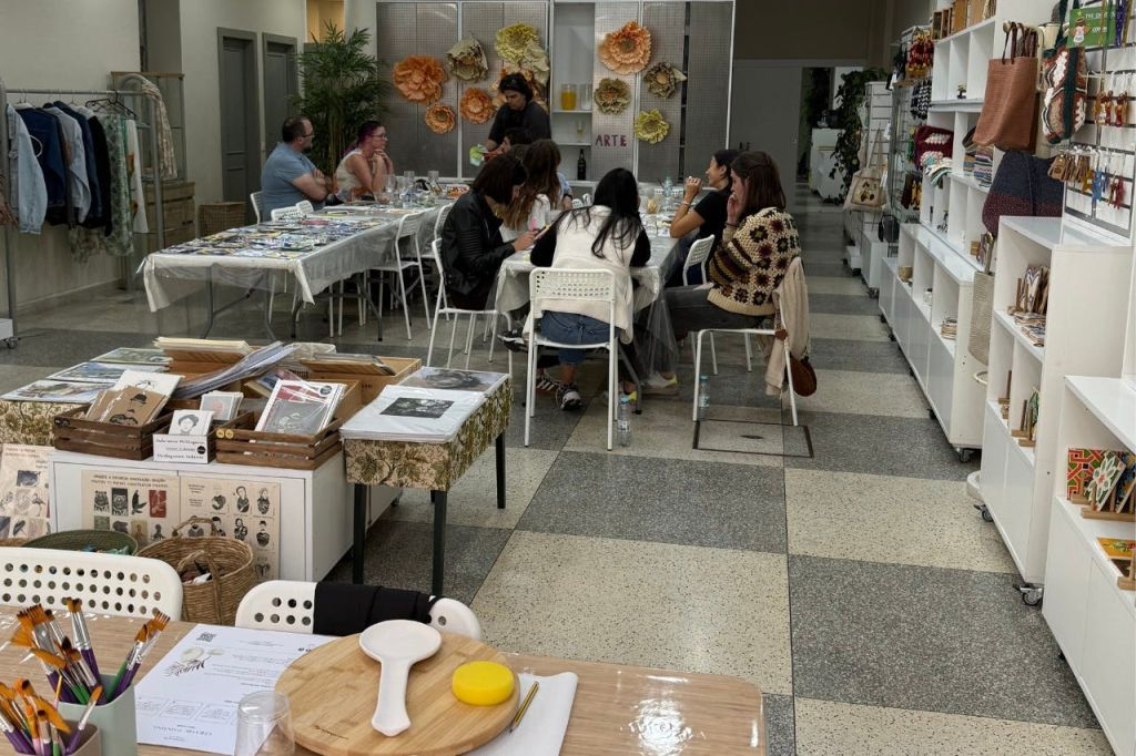 Baixa do Porto: Workshop Guiado de Pintura em Azulejo + Lanche & Vinho