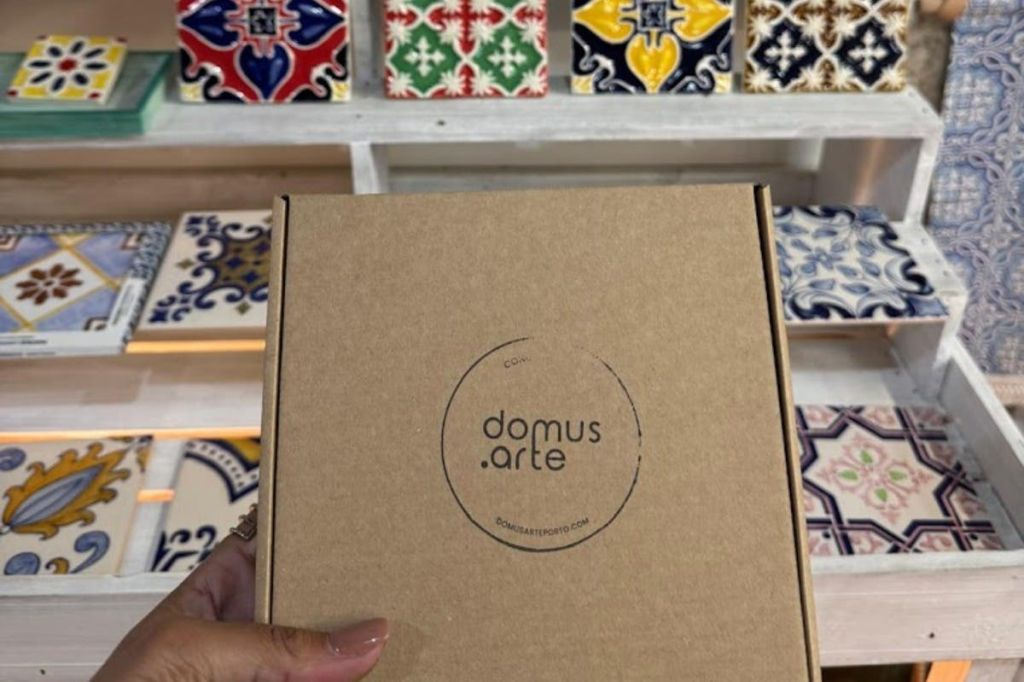 Baixa do Porto: Workshop Guiado de Pintura em Azulejo + Lanche & Vinho