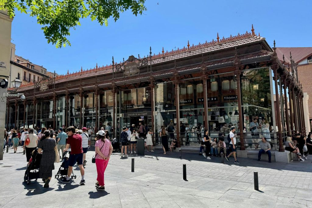 Madrid: Guided Walking Tour + Tapas Tasting & Drinks