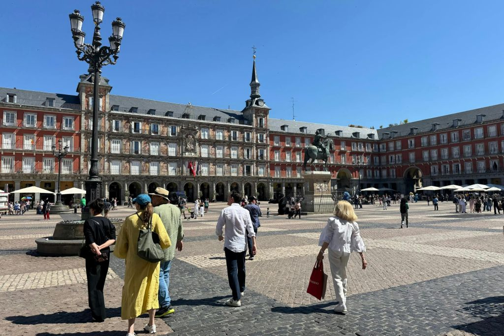 Madrid: Guided Walking Tour + Tapas Tasting & Drinks