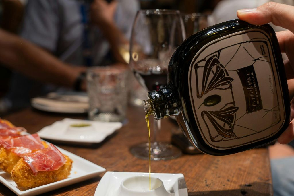Madrid: Guided Walking Tour + Tapas Tasting & Drinks
