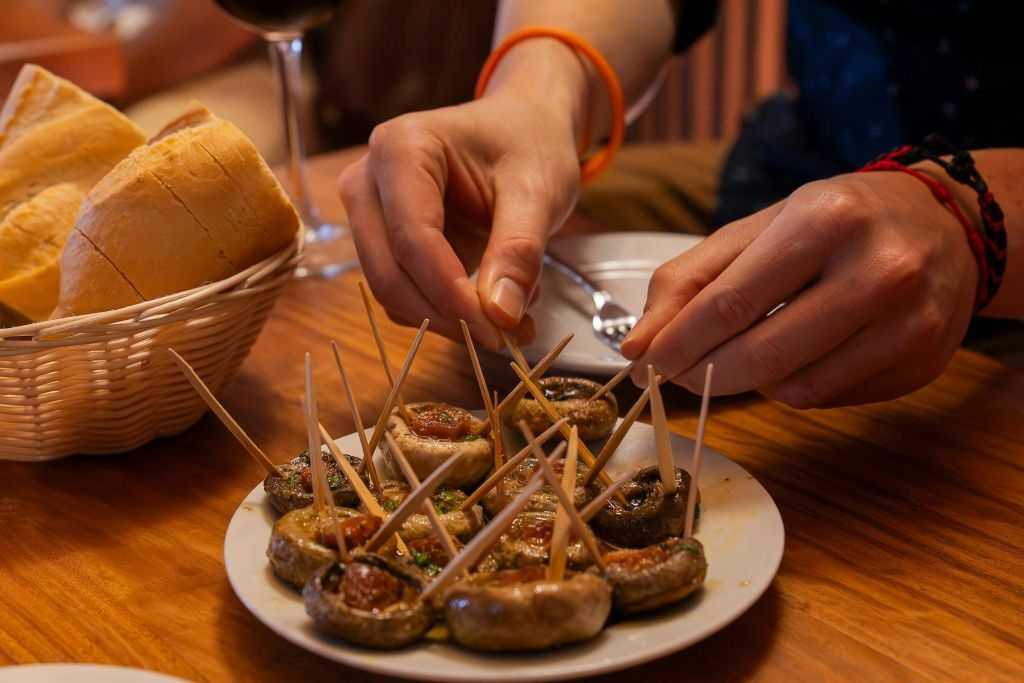 Madrid: Guided Walking Tour + Tapas Tasting & Drinks