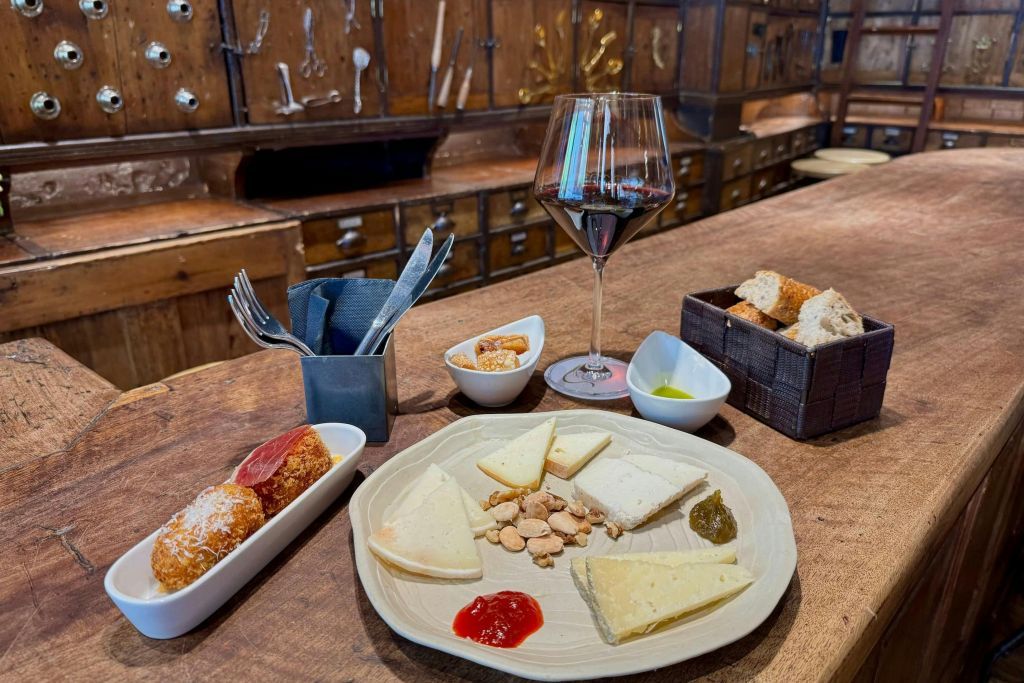 Madrid: Guided Walking Tour + Tapas Tasting & Drinks