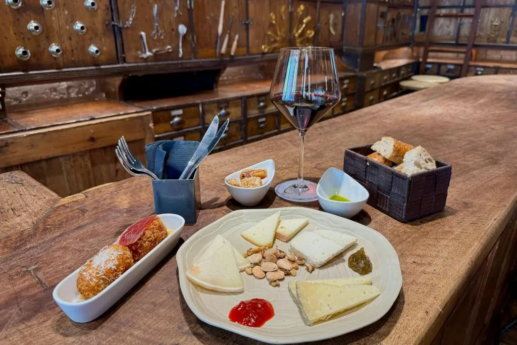 Madrid: Guided Walking Tour + Tapas Tasting & Drinks