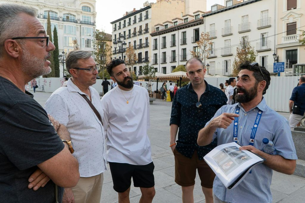 Madrid: Guided Walking Tour + Tapas Tasting & Drinks