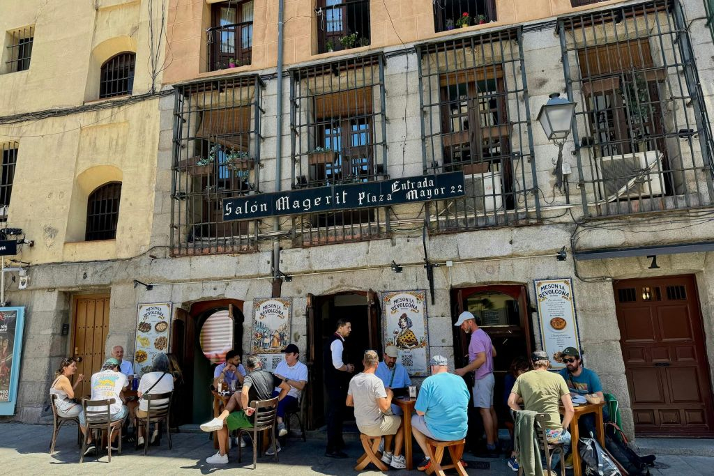 Madrid: Guided Walking Tour + Tapas Tasting & Drinks