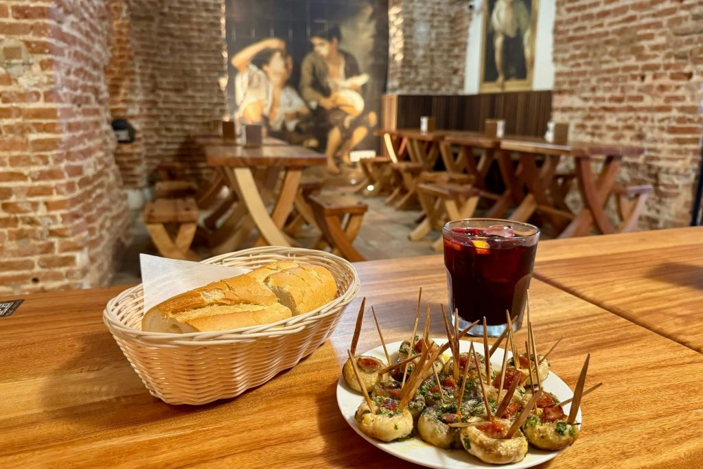 Madrid: Guided Walking Tour + Tapas Tasting & Drinks