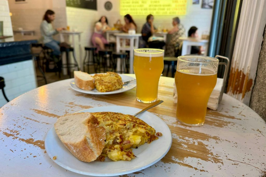 Madrid: Guided Walking Tour + Tapas Tasting & Drinks