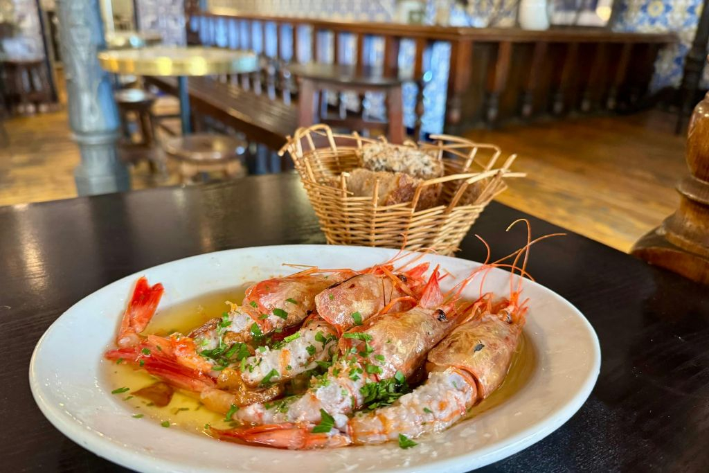 Madrid: Tour guidato a piedi + degustazione di tapas e bevande