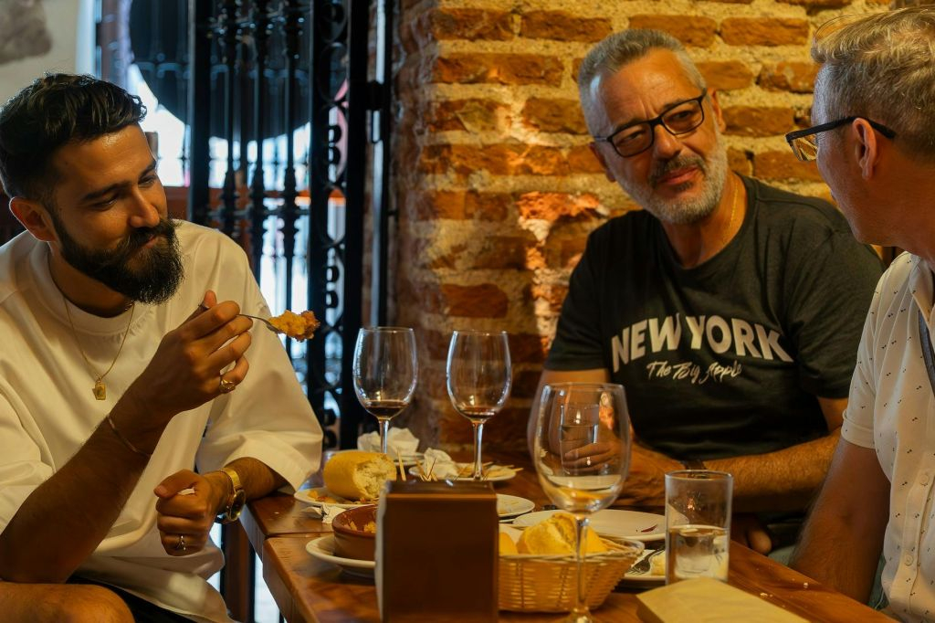 Madrid: Guided Walking Tour + Tapas Tasting & Drinks