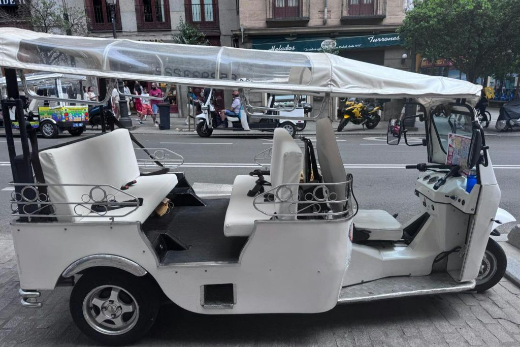 Madrid: Guided Tuk Tuk Tour + Roundtrip Transfer