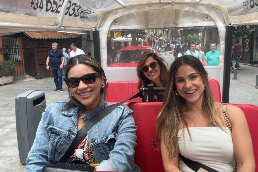 Madrid: Guided Tuk Tuk Tour + Roundtrip Transfer