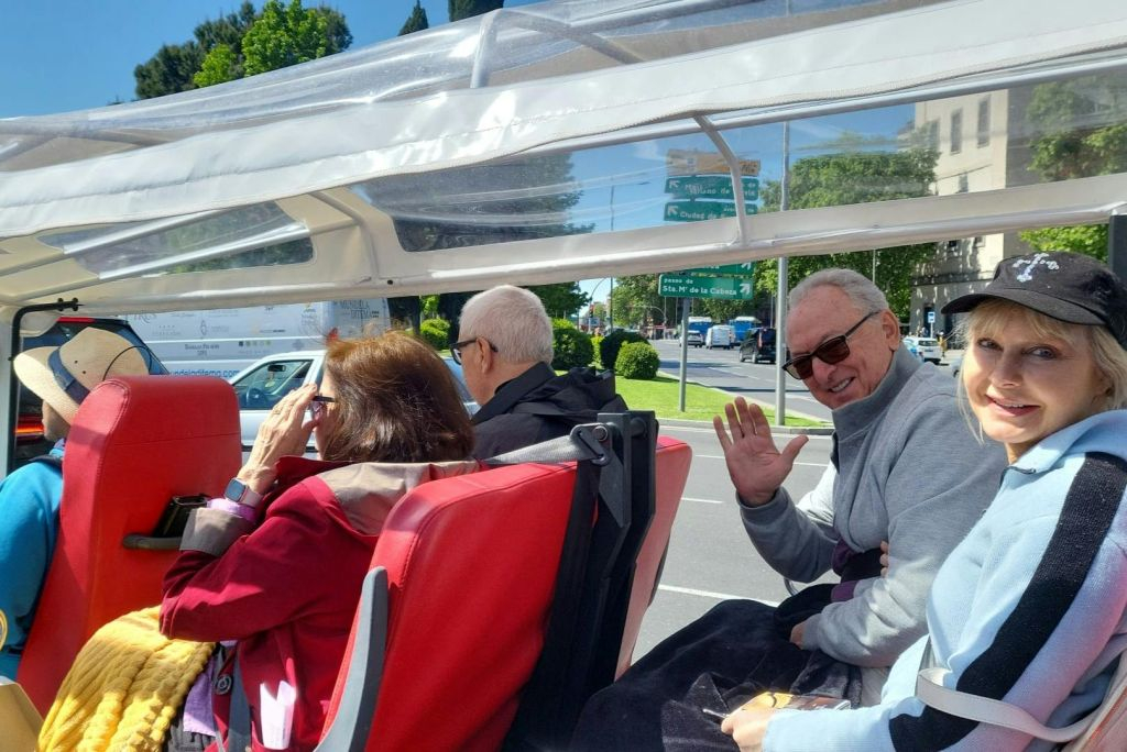 Madrid: Tour guidato in tuk tuk + trasferimento andata e ritorno