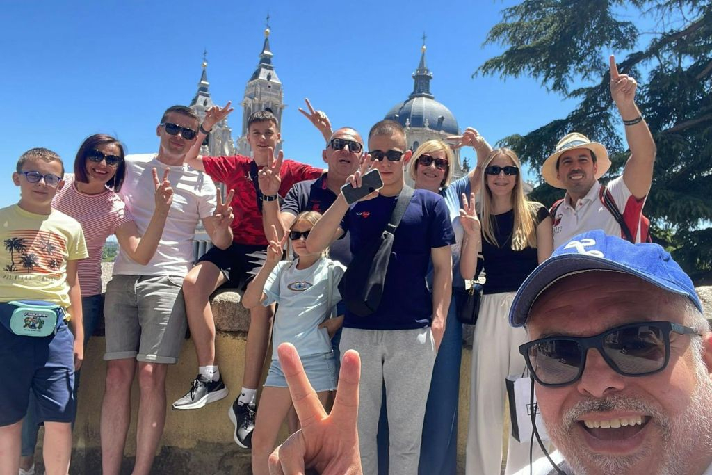 Madrid: Guided Tuk Tuk Tour + Roundtrip Transfer
