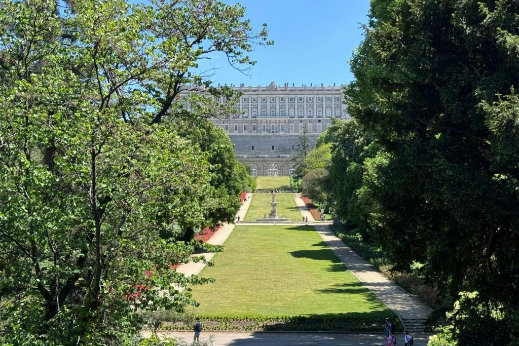 Madrid: Guided Tuk Tuk Tour + Roundtrip Transfer