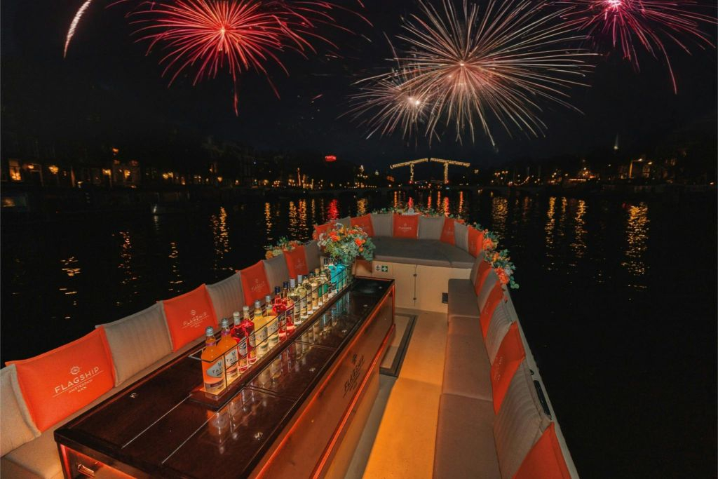 SAIL Amsterdam 2025: Passeio de barco noturno com fogo de artifício e bolhas