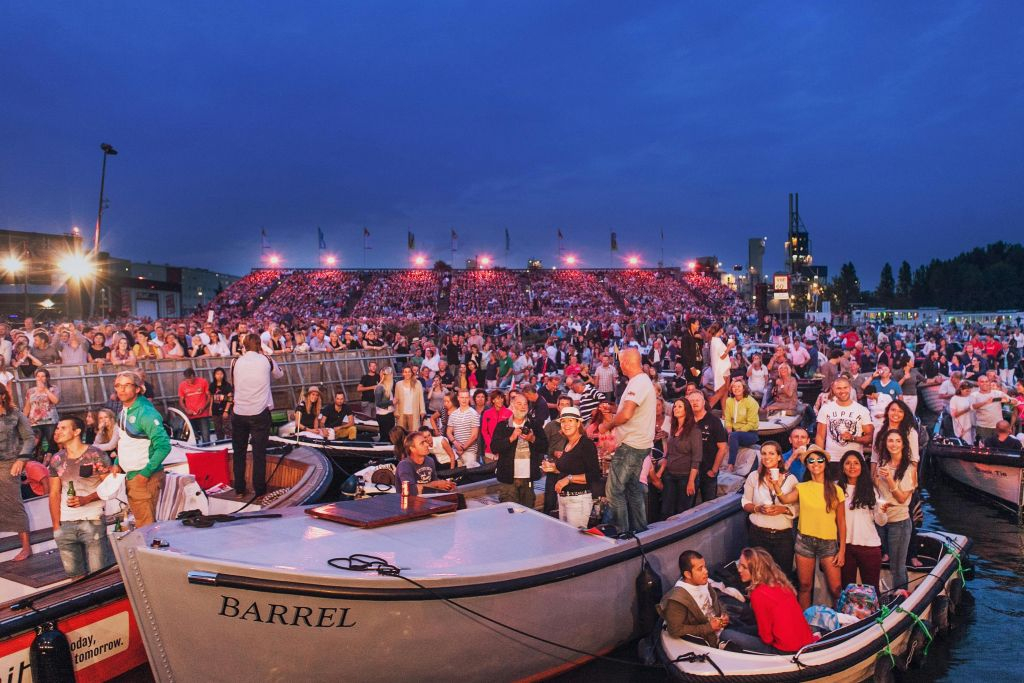 SAIL Amsterdam 2025: Passeio de barco noturno com fogo de artifício e bolhas