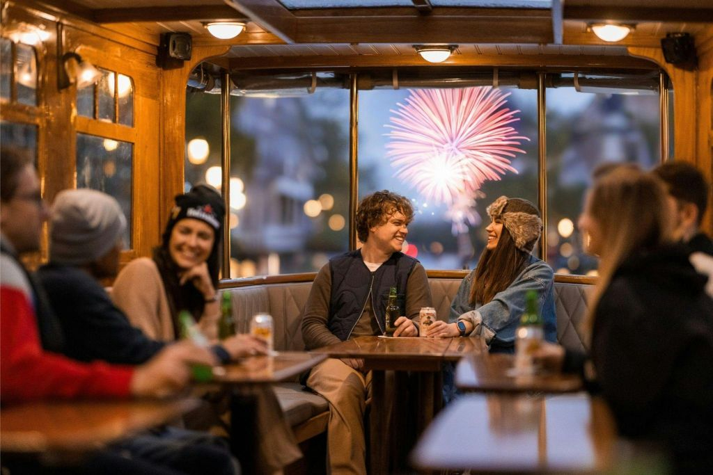 SAIL Amsterdam 2025: Passeio de barco noturno com fogo de artifício e bolhas