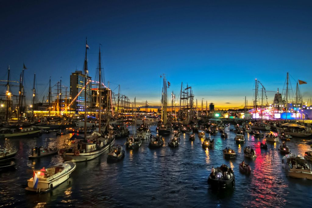 SAIL Amsterdam 2025: Passeio de barco noturno com fogo de artifício e bolhas