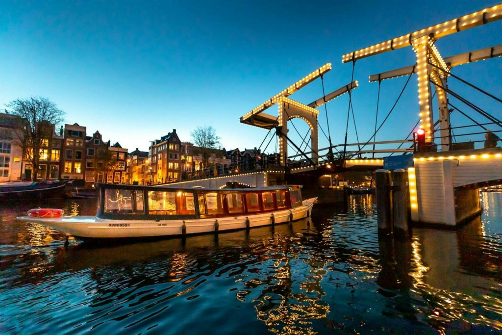 SAIL Amsterdam 2025: Passeio de barco noturno com fogo de artifício e bolhas