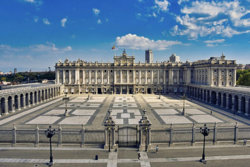 Palazzo Reale di Madrid: Biglietto con accesso rapido + visita guidata + degustazione di vini