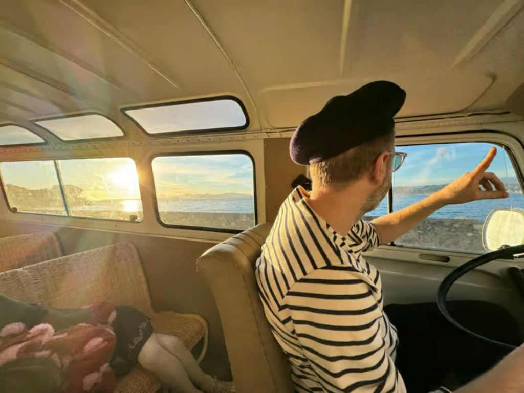Cannes : Visite guidée d'une camionnette d'époque