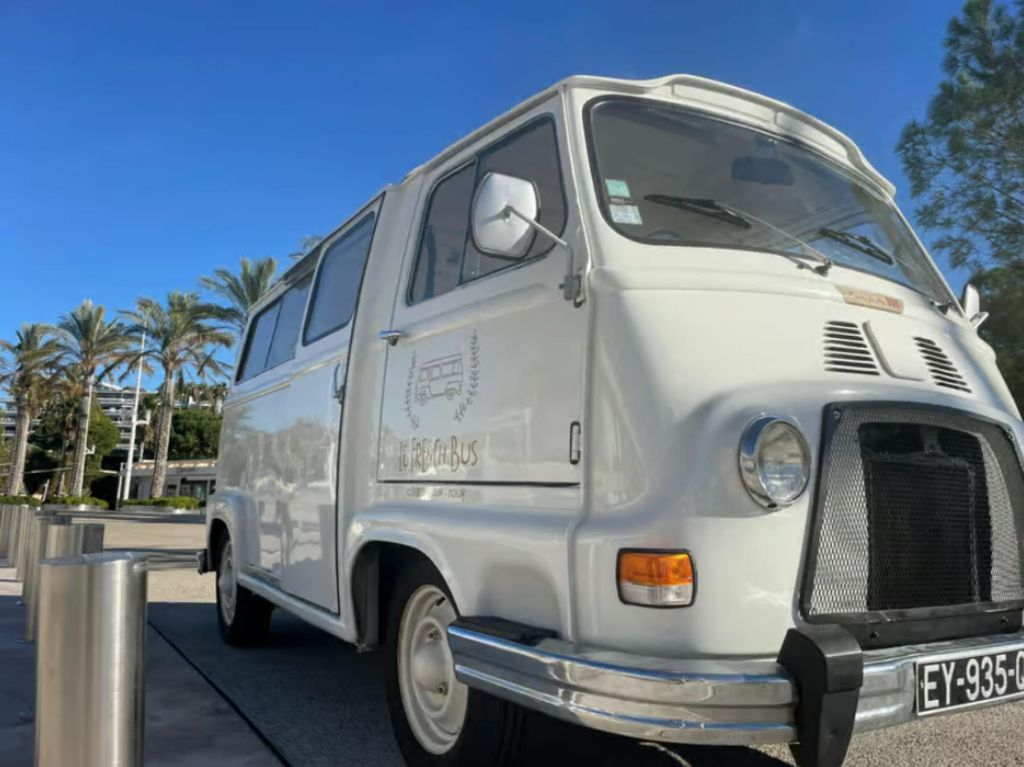 Cannes : Visite guidée d'une camionnette d'époque