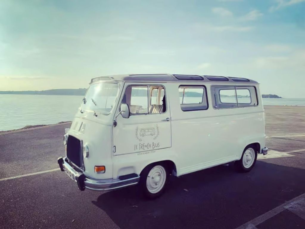 Cannes : Visite guidée d'une camionnette d'époque