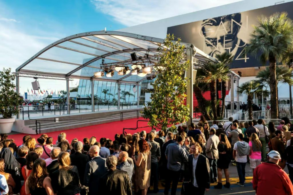 Cannes : Visite guidée d'une camionnette d'époque