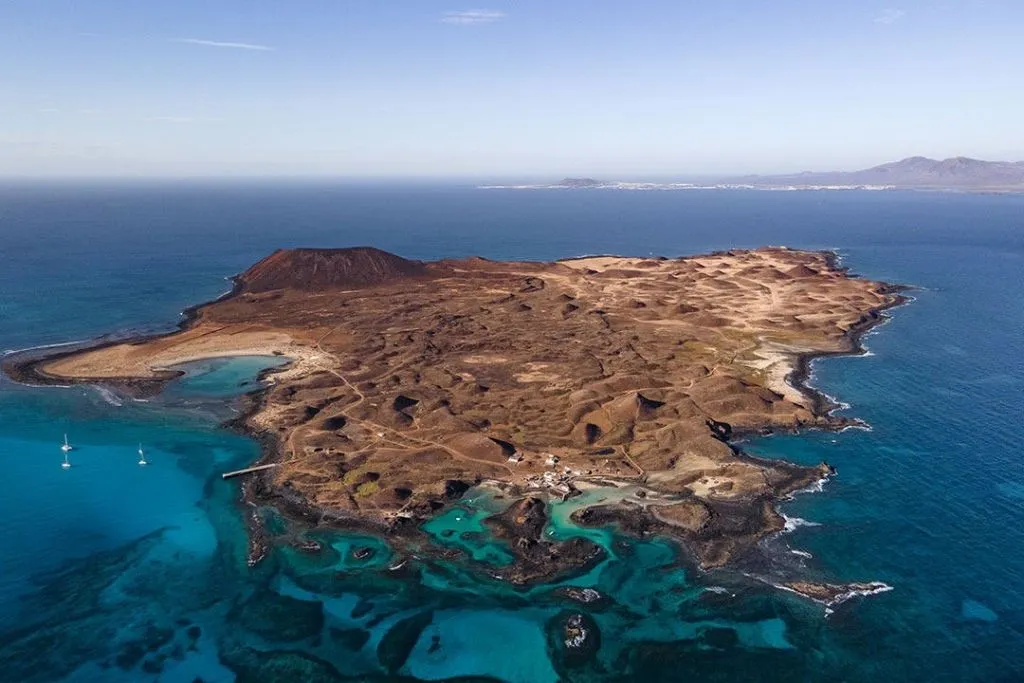 Isla de Lobos: Ferry de ida y vuelta desde Corralejo + Mini Crucero + 1 Bebida