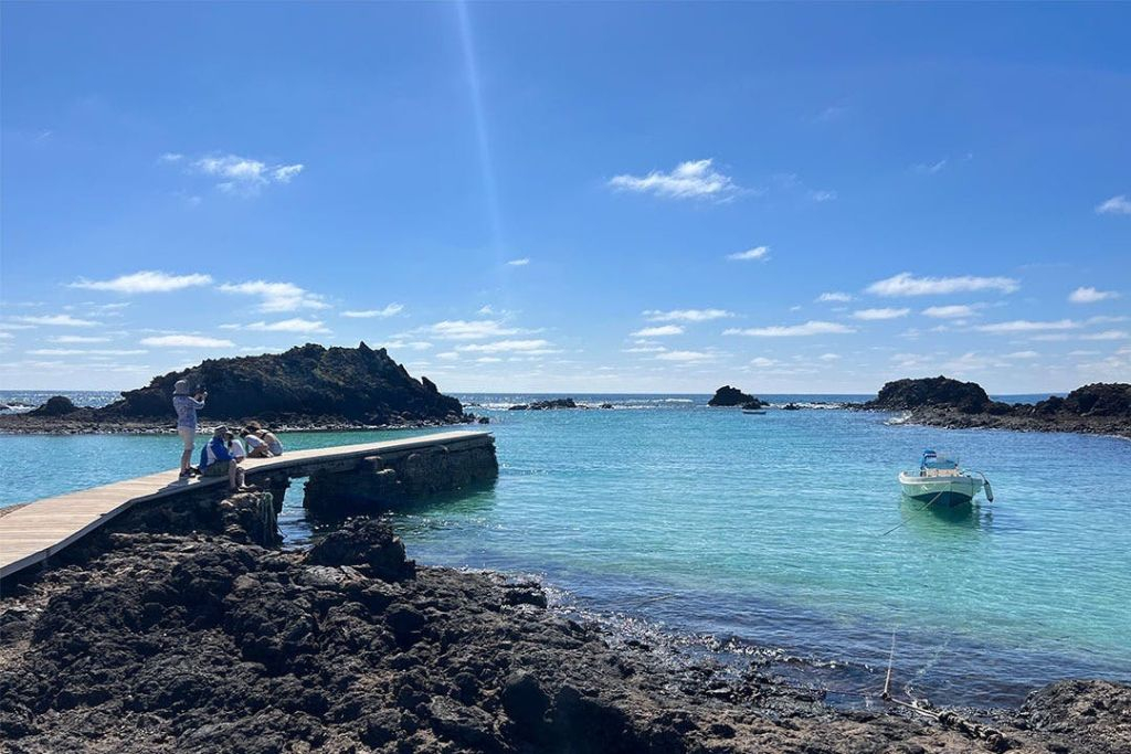 Isla de Lobos: Ferry de ida y vuelta desde Corralejo + Mini Crucero + 1 Bebida