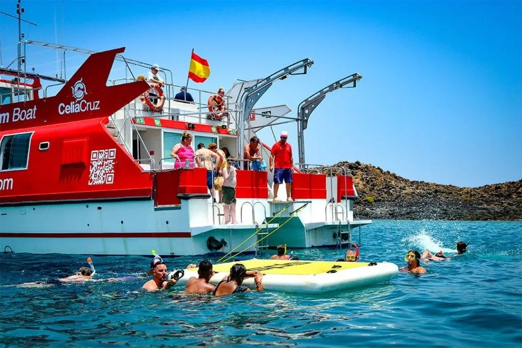 Isla de Lobos: Ferry de ida y vuelta desde Corralejo + Mini Crucero + 1 Bebida