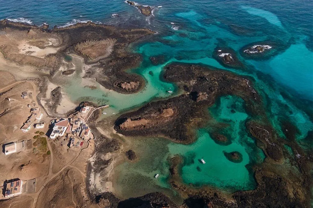 Isla de Lobos: Ferry de ida y vuelta desde Corralejo + Mini Crucero + 1 Bebida