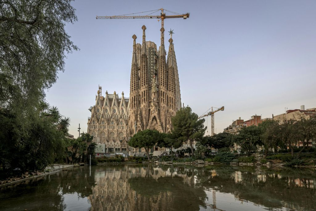 Sagrada Familia: Fast Track Ticket with Optional Towers