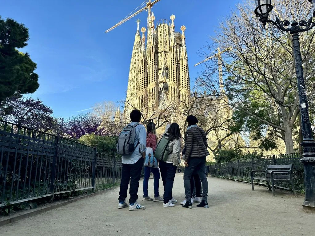 Sagrada Familia: Go With a Local Guided Tour