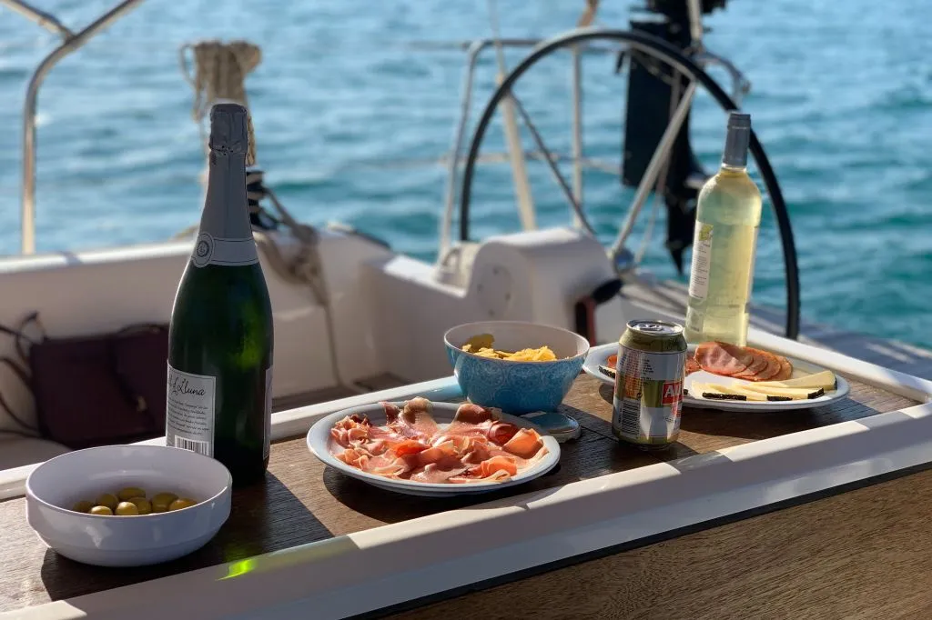 Barcelona: Afternoon or Sunset Sailing Experience