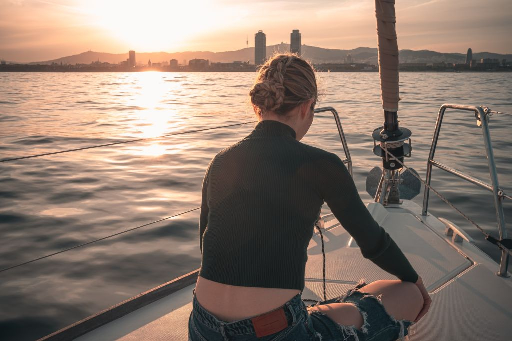 Barcelona: Afternoon or Sunset Sailing Experience