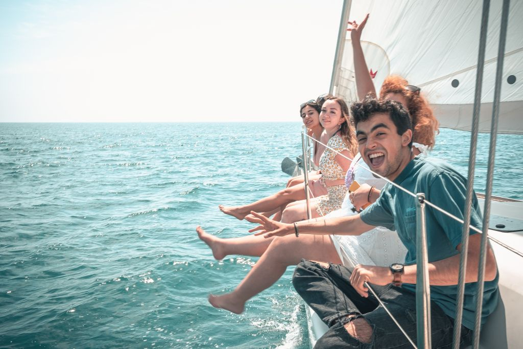Barcellona: Vela in yacht per piccoli gruppi nel pomeriggio o al tramonto