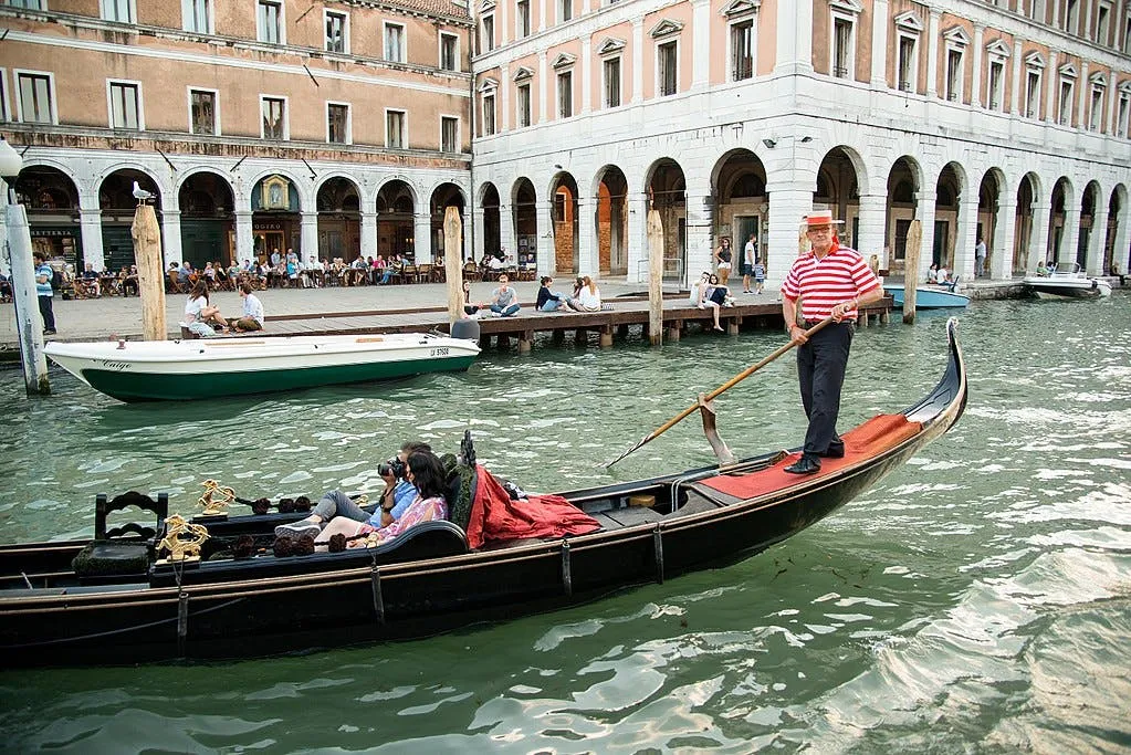 Venice: Classic Gondola Ride with Optional Live Commentary