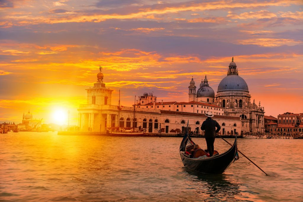 Venice: Classic Gondola Ride with Optional Live Commentary