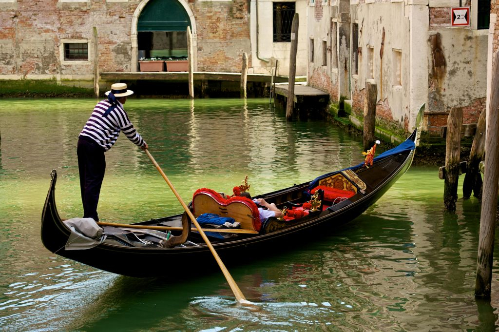 Venice: Classic Gondola Ride with Optional Live Commentary