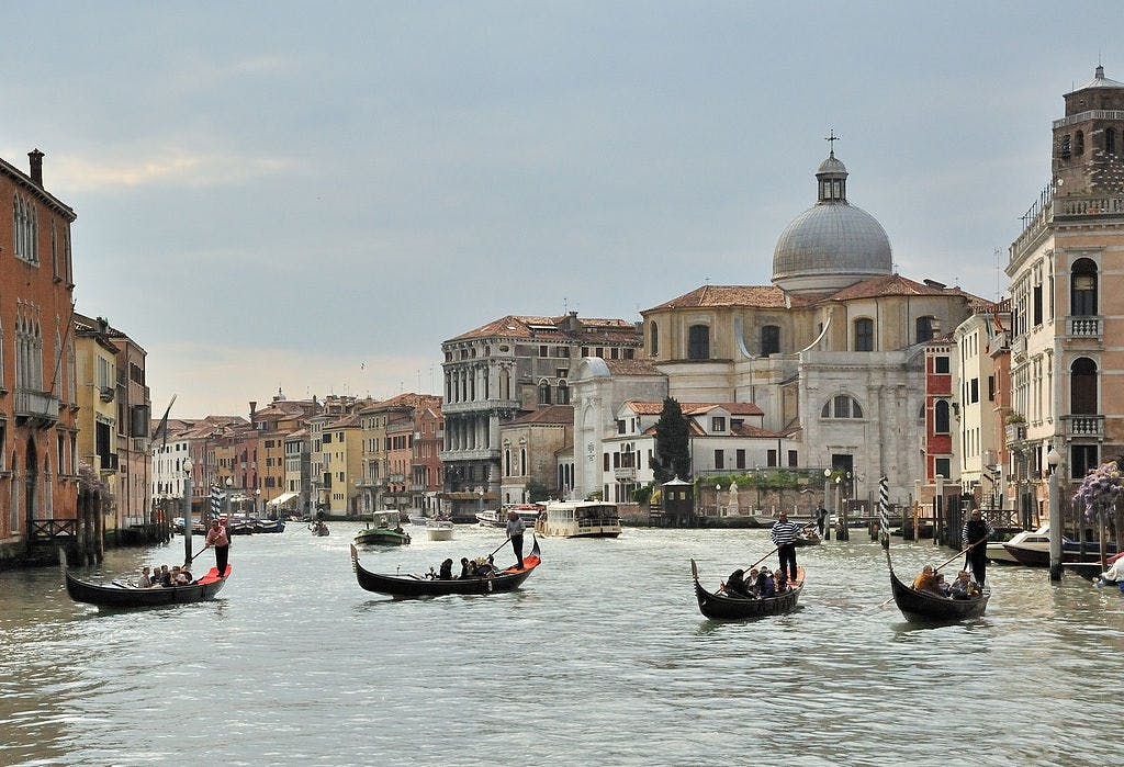 Venice: Classic Gondola Ride with Optional Live Commentary