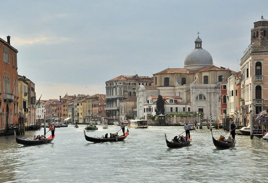 Venice: Classic Gondola Ride with Optional Live Commentary