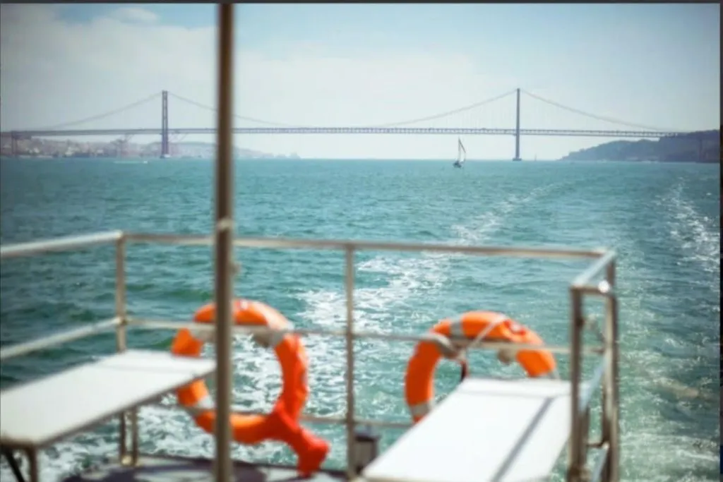 Lisbon: Boat Cruise + BBQ Lunch, Open Bar & Music